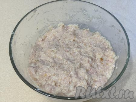 Тщательно перемешать куриный фарш и отправить его в холодильник на 30-40 минут.