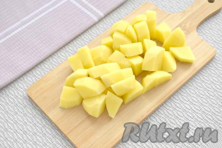 В закипевший утиный бульон выкладываем картошку, нарезанную на средние кубики, даём закипеть, варим на небольшом огне 5 минут.