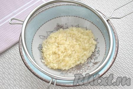 Пока варится картофель, рис выкладываем в сито. Хорошо промываем рис под проточной водой, даём лишней воде стечь.&nbsp;После того как картошка с момента закипания проварится 5 минут, добавляем в суп из утки подготовленный рис, даём закипеть, уменьшаем огонь, варим 15 минут.