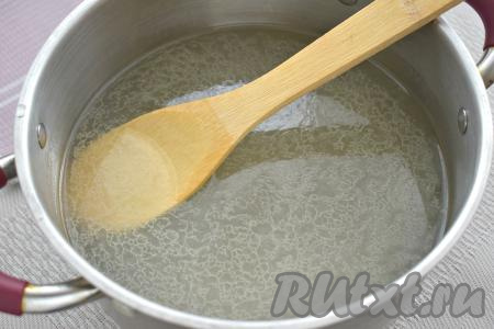 Часть утки, из которой будем варить бульон, моем, кладём в кастрюлю, заливаем 1,5 литрами холодной воды, ставим на достаточно сильный огонь. После закипания воды убираем пену с поверхности бульона,&nbsp; уменьшаем огонь, варим утиное мясо до готовности (ориентировочно 1,5 часа). После того как мясо сварится, убираем кастрюлю с огня. Достаём утиное мясо из бульона, даём немного остыть, отделяем от костей, нарезаем на небольшие кусочки. Бульон при необходимости процеживаем и возвращаем в кастрюлю, добавляем нарезанное мясо утки. Ставим кастрюлю с насыщенным утиным бульоном и мясом&nbsp;на достаточно сильный огонь, по вкусу солим.