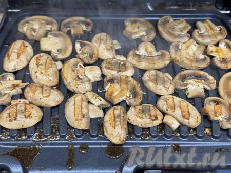 Закрыть створки электрогриля и готовить 4-5 минут (до подрумянивания шампиньонов).