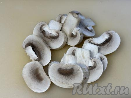 Шампиньоны нарезать на пластины толщиной примерно 8 миллиметров.