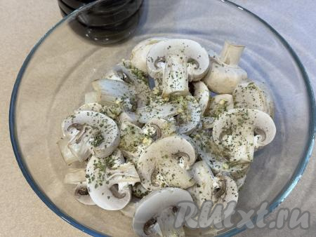 Выложить нарезанные грибы в миску, добавить специи по вкусу.&nbsp;