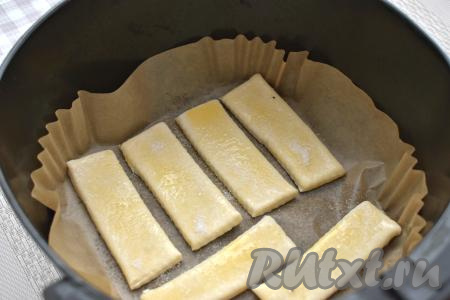 Сверху полоски теста посыпаем сахаром (примерно 2 щепотки сахара на одну полоску).