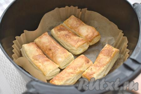 Отправляем чашу с полосками из слоёного теста в аэрогриль. Включаем аэрогриль на 15 минут, температуру устанавливаем на 170 градусов. Я готовила в аэрогриле мощностью 1400 Ватт. Через 8 минут с начала запекания язычки с сахаром нужно перевернуть и продолжить готовить оставшиеся 7 минут. Готовые язычки получаются аппетитными, покрытыми золотистой корочкой.&nbsp;