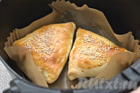 Чашу с самсой отправляем в аэрогриль. Включаем аэрогриль на 160 градусов, время устанавливаем 30 минут. Через 15 минут с начала запекания достаём чашу из аэрогриля, самсу переворачиваем и выпекаем оставшиеся 15 минут (до золотистости слоёного теста). 