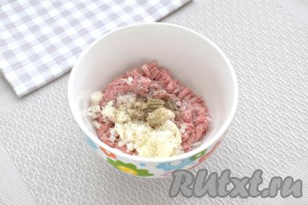 Мясной фарш перекладываем в миску, добавляем мелко нарезанный (или пропущенный через мясорубку) лук, по вкусу солим и перчим, тщательно перемешиваем.