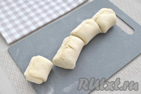 Рулет из слоёного теста разрезаем на 4 равных части.