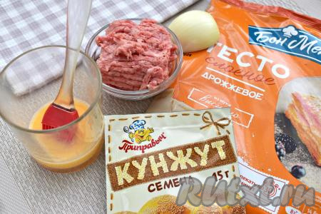 Подготовим продукты для приготовления самсы из слоёного теста в аэрогриле. Начинку для самсы можно приготовить из любого мяса (у меня - свинина), пропустив его через мясорубку. При желании можно взять и покупной фарш. Слоёное тесто можно использовать как дрожжевое (именно его я и взяла), так и бездрожжевое. Размораживаем слоёное тесто при комнатной температуре. Очищаем лук.