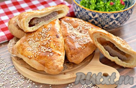 Готовую самсу перекладываем из чаши аэрогриля на тарелку. Аналогично выпекаем оставшуюся самсу. К столу эту выпечку лучше подавать горячей, чтобы в полной мере насладиться сочной мясной начинкой и воздушностью слоёного теста.