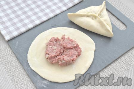 В центр каждой лепёшки из слоёного теста выкладываем по 1 полной столовой ложке с верхом мясной начинки. Тщательно скрепляем края лепёшки в форме треугольника. Перед формированием самсы желательно края лепёшки, не доходя до мясной начинки, с помощью силиконовой кисточки немного смазать холодной водой, чтобы тесто лучше скреплялось.
