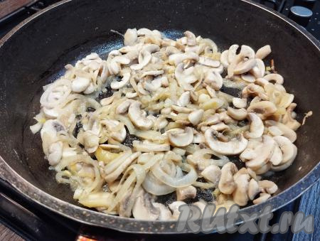 К обжаренному луку добавляем шампиньоны, перемешиваем. Обжариваем грибы с луком минут 10 (до золотистости грибов), иногда перемешивая и не накрывая крышкой. Шампиньоны, обжаренные с луком, перекладываем со сковороды на тарелку.