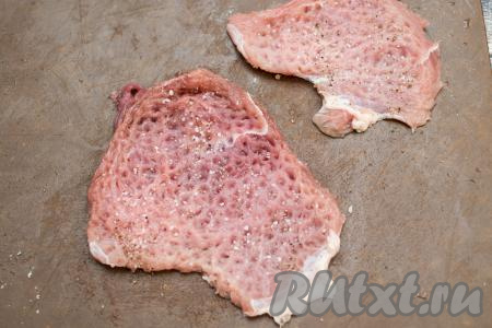 Посолить и поперчить отбивные по вкусу. Я солю и перчу мясо с одной стороны. Специи можете использовать на своё усмотрение, я добавила только свежесмолотый чёрный перец.