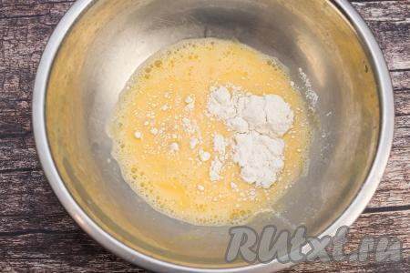 В получившуюся яичную массу по 0,5 столовой ложки начать всыпать муку, каждый раз хорошо вмешивая её.
