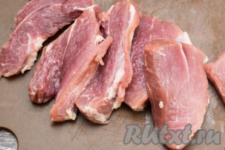 Нарезать мякоть свинины на порционные кусочки толщиной примерно 1,5-2 сантиметра.
