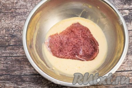 Окунуть каждую свиную отбивную в кляр с одной стороны.