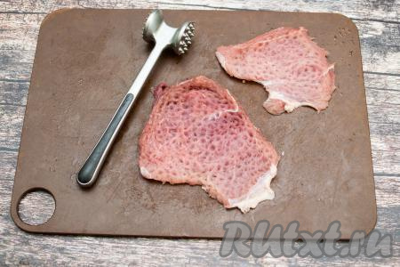С помощью кулинарного молоточка отбить каждый кусочек свинины с одной стороны до толщины ориентировочно 5-7 миллиметров.