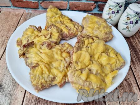 Благодаря кляру, свинина в процессе запекания в духовке сохраняет больше мясных соков и получается очень нежной и сочной.