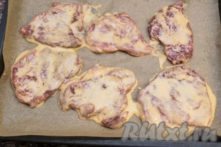 На противень, застеленный пергаментом (или фольгой), выкладывать отбивные кляром вверх.