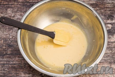 Постепенно подсыпая муку, замесить яичный кляр, который по консистенции будет напоминать густой кефир. Для получения кляра нужной густоты мне всего потребовалось добавить 1,5 столовых ложки муки.