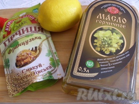 Для заправки салата с болгарским перцем, помидорами и сыром смешать масло с горчицей, влить лимонный сок и перемешать.