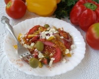 Салат с болгарским перцем, помидорами и сыром