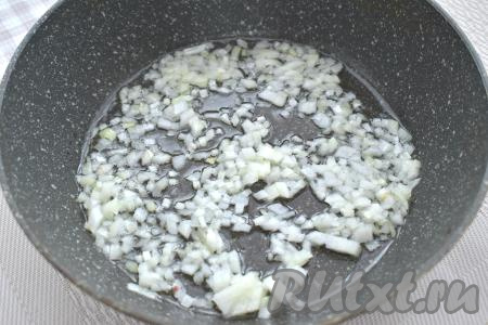 Очищаем морковку и лук. Прогреваем в сковороде растительное масло, выкладываем мелко нарезанный лук, обжариваем его до прозрачности (минуты 3-4), иногда помешивая, на среднем огне.