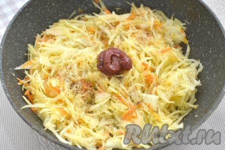 К капусте добавляем томатную пасту, солим, перчим, вливаем в сковороду примерно 50-70 миллилитров воды, перемешиваем. Даём томатному соусу закипеть, накрываем сковороду крышкой. Убавляем огонь до ниже среднего, тушим капусту минут 20-25 (до мягкости), время от времени перемешивая. При необходимости в процессе тушения в сковороду можно добавить ещё немного воды.&nbsp;