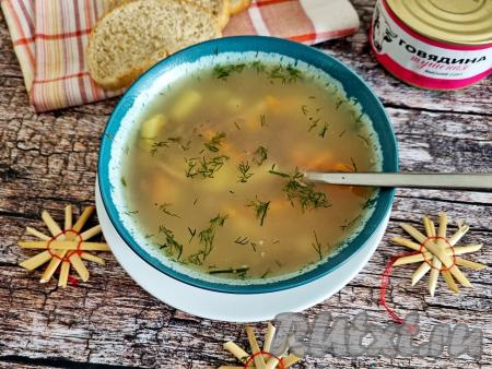 Вкусный, насыщенный, сытный суп, сваренный с тушёнкой и консервированной фасолью, разлить по тарелкам, по желанию, дополнить зеленью и горячим подать к столу.