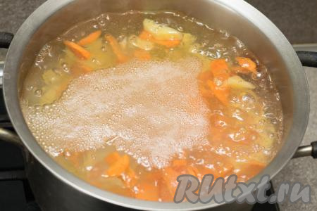 Довести суп с тушёнкой и фасолью до кипения, посолить по вкусу (не забывая учитывать, что тушёнка солёная), уменьшить огонь, варить 10-15 минут (до готовности морковки и картошки, они должна стать достаточно мягкими, легко прокалываться вилкой). Готовое блюдо убрать с огня.