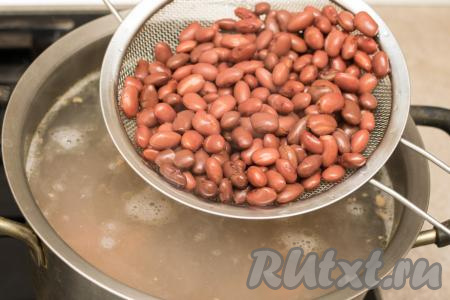 Сразу же добавить подготовленную консервированную фасоль.