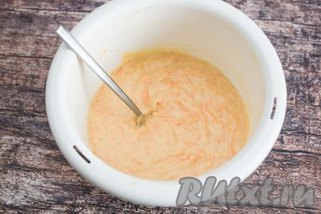 Добавляя небольшими частями муку и хорошо вмешивая её, обязательно учитывайте, что морковное тесто для кексов должно получиться однородным, напоминающим сметану средней жирности, оно будет медленно стекать с лопатки. Возможно, муки потребуется чуть больше или чуть меньше, чем указано в ингредиентах, поэтому я советую всыпать муку небольшими порциями, контролируя густоту замешиваемого теста.