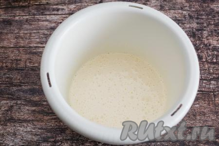 На максимальной скорости миксера взбить яйца с сахаром в течение 4-5 минут.