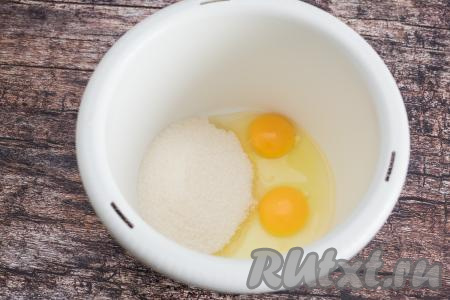 Пока сода гасится в кефире, можно заняться взбиванием яиц. Для этого в чашу для взбивания миксером (или в достаточно глубокую посуду, в которой будет удобно взбивать миксером) нужно всыпать сахар, добавить сырые яйца.