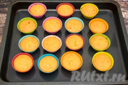 Морковные кексы выпекать в течение 30-35 минут (до готовности). Кексы понимаются ровно, без "вулканчиков". Для того чтобы проверить готовность, нужно проколоть кекс сверху сухой зубочисткой, если после прокола зубочистка останется и сухой, и чистой, значит выпечка готова.