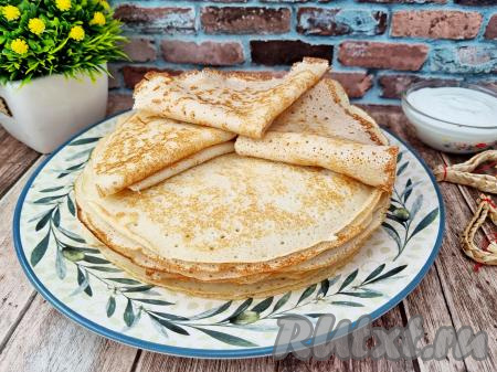 Эластичные, аппетитные, мягкие блины, приготовленные на кефире с манкой и кипятком, при подаче можно дополнить мёдом, вареньем, сметаной.