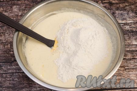 Затем всыпать муку и хорошо перемешать, чтобы тесто было без комочков.