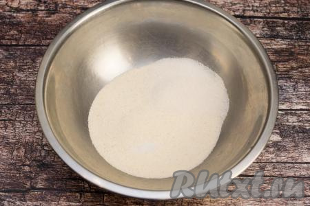 В глубокую миску всыпать манку, сахар и соль.
