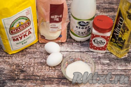 Подготовить продукты для приготовления блинов на кефире с манкой и кипятком. Кефир можно использовать любой жирности (я купила жирностью 1%). Кефир заранее подогреть до комнатной температуры, для этого его можно либо заранее достать из холодильника, либо подогреть в течение 30 секунд в микроволновке.