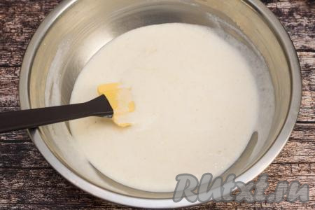 Затем в эту же миску влить кефир комнатной температуры, перемешать смесь лопаткой (или венчиком) до однородности. Оставить манно-кефирную смесь постоять 20 минут при комнатной температуре, чтобы манка как следует набухла.