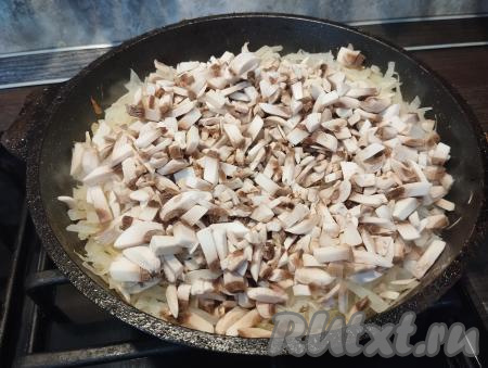 К капусте, обжаренной до мягкости, добавляем мелко нарезанные шампиньоны, перемешиваем и обжариваем минут 10 (этого времени вполне хватит для готовности грибов), время от времени перемешивая. Если нужно, досаливаем.