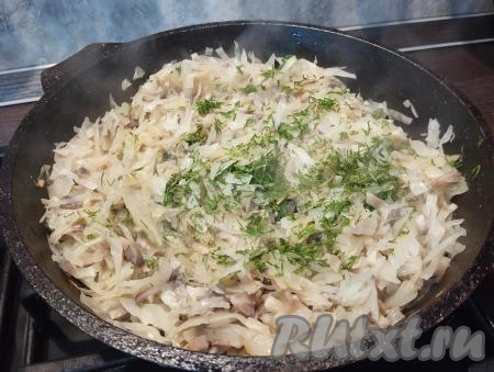 Зелень укропа моем, обсушиваем, нарезаем мелко. К капусте, обжаренной вместе с грибами в течение 10 минут, добавляем укроп, перемешиваем. Убираем с огня, даём остыть и начинка для блинов готова.