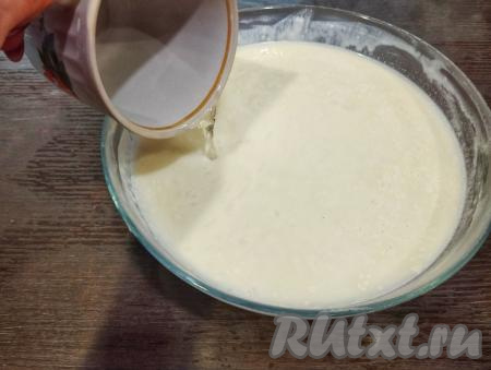 Доводим до кипения 250 миллилитров воды. Осторожно, чтобы не обжечься, вливаем тонкой струйкой кипяток в тесто, постоянно перемешивая тесто венчиком. Тесто получается жидким.
