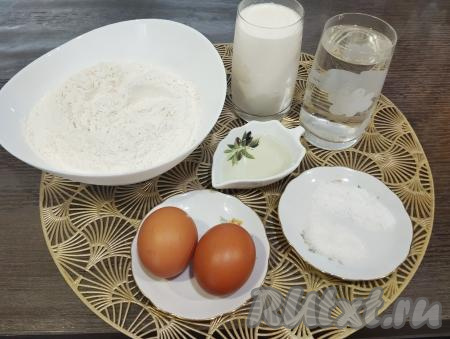 Пока начинка остывает, займёмся замешиванием блинного теста. Яйца моем. Отмеряем необходимое количество муки. Муку просеиваем, чтобы она насытилась кислородом.