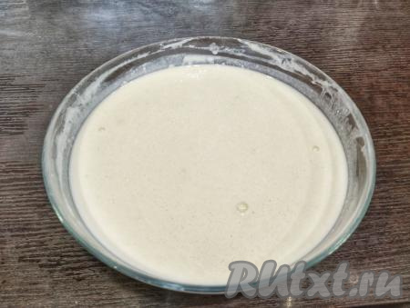 Оставляем блинное тесто на 20 минут "отдохнуть" при комнатной температуре, чтобы оно стало более плотным и эластичным.