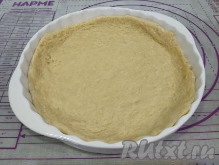 Одну часть теста на присыпанной мукой поверхности раскатываем скалкой в круг, диаметр которого должен быть немного больше размера формы для выпечки. Тесто мягкое, поэтому раскатывается оно хорошо. Пирог я выпекала в форме диаметром 26 сантиметров. Форму для выпечки смазываем растительным маслом, выкладываем&nbsp;раскатанное тесто, формируем из теста бортики.&nbsp;