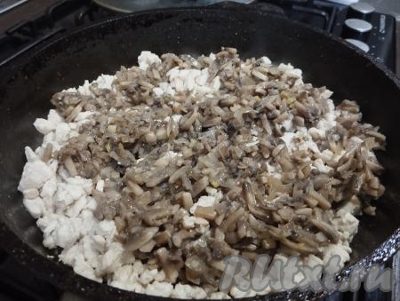 В сковороду с куриным филе, обжаренным до готовности, выкладываем жареные грибы с луком, солим по вкусу, перемешиваем и томим на небольшом огне 5 минут. Убираем с огня.