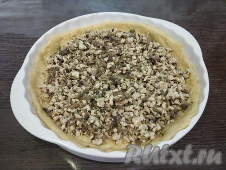 На тесто равномерно выкладываем начинку.