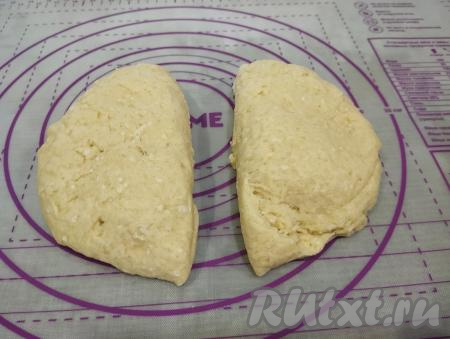 Поднявшееся тесто обминаем. Отделяем совсем немного теста для украшения пирога. Оставшееся тесто делим на 2 равных части.&nbsp;