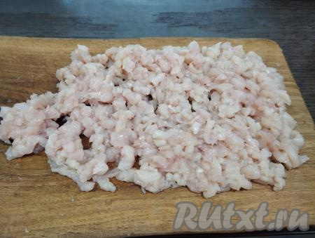 Куриное филе нарезаем на мелкие кубики. Удобно нарезать мясо, когда оно слегка подморожено.
